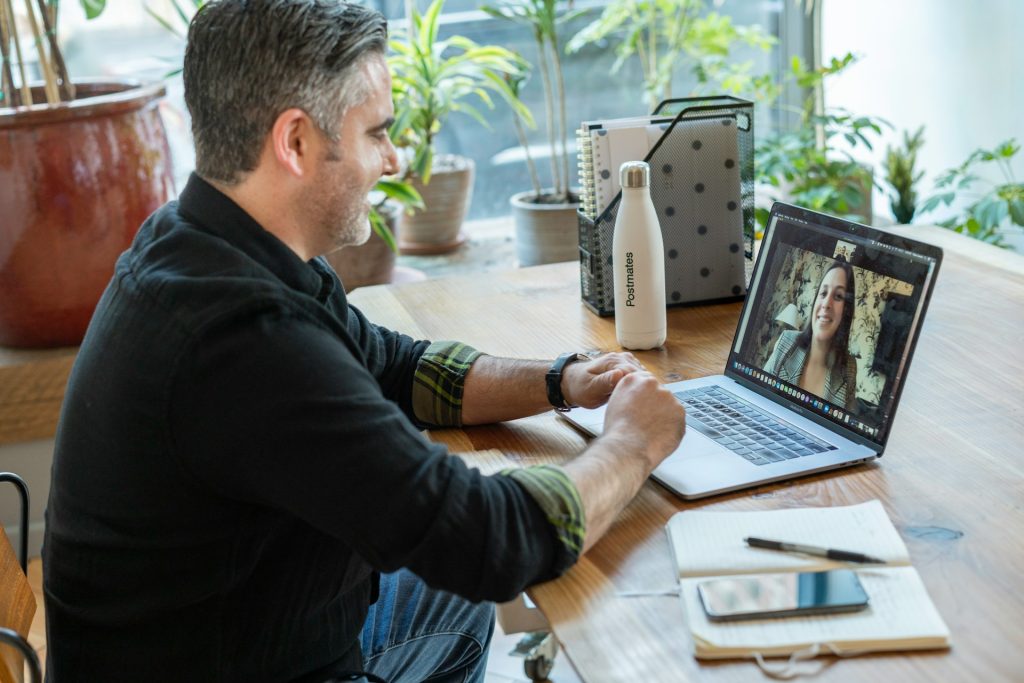 Como se preparar para uma entrevista de emprego online