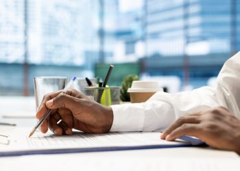 Trabalhador com contrato incerto recebe indemnização ao sair